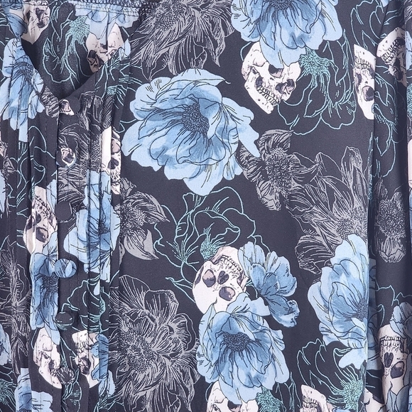 Torrid women size 3 ( 22-24) pintuck button front blouse Skull Floral - Picture 5 of 15